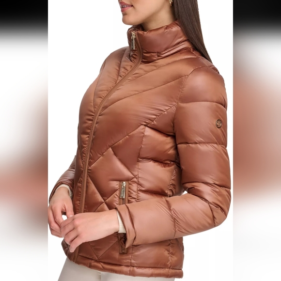 A cozy puffer coat with a shine finish. Calvin Klein. 7 F warmth factor size XS - Picture 2 of 12
